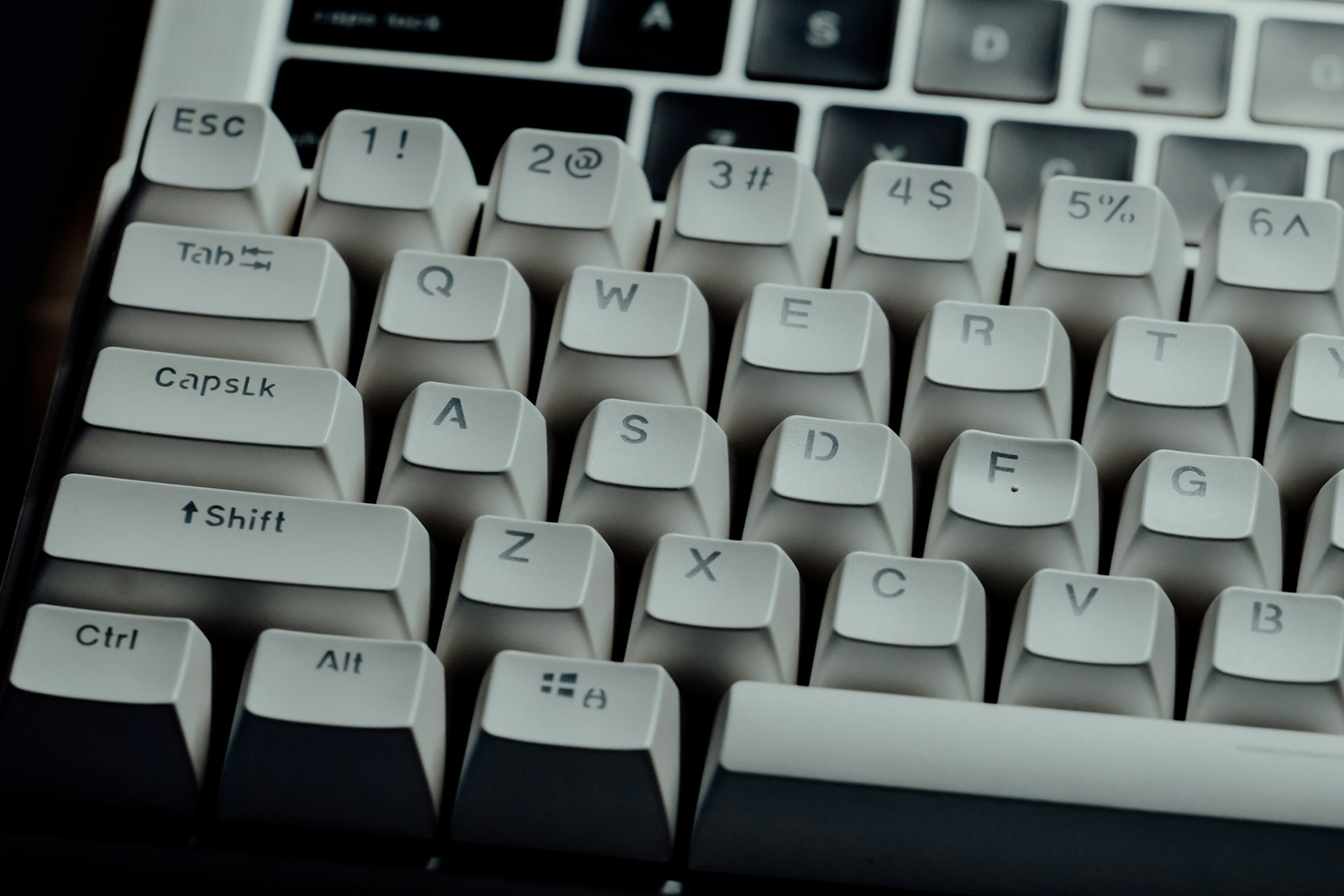 Feature image 34 Useful Keyboard Shortcuts for the Windows Command Prompt