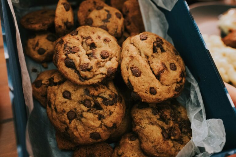 The Ultimate Guide to Perfect Bakery-Style Chocolate Chip Cookies: Achieving Chewy Centers and Crisp Edges
