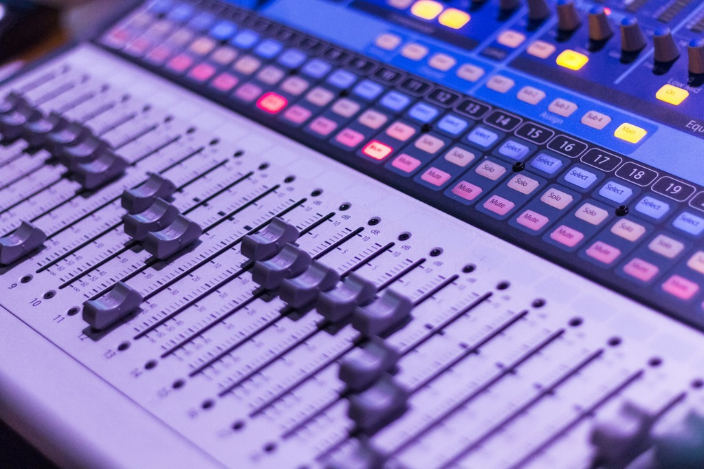 Feature image What Is an Equalizer, and How Does It Work? - How-To Geek