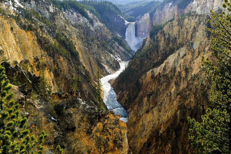 Ultimate Guide to Yellowstone National Park: Top Attractions, Planning Tips, and Visitor Essentials for 2025