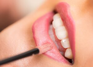 lipstick 1942172 1280