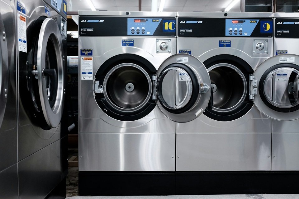 Feature image Washing Machine Brands to Avoid, washing machine brands to avoid, worst washing machine brands, most unreliable washing machine brands, washing machine brands with most problems, washing machines to stay away from, brands of washers to avoid, best and worst washing machine brands, washing machine brands with high repair costs, top load washing machine brands to avoid, front load washing machine brands to avoid, Samsung washing machine problems, Whirlpool washing machine issues, LG washing machine reliability, Maytag washing machine complaints, GE washing machine repair, Bosch washing machine issues, Kenmore washing machine problems, Frigidaire washing machine reviews, washing machine brands with bad customer service, washing machine common failures, washing machine parts that fail most often, why are washing machines so unreliable, how long do washing machines last, washing machine buying guide, what to look for in a reliable washing machine, washing machine repair frequency by brand, appliance brands to avoid, washing machine consumer reports, washing machine reviews, best washing machine brands for reliability, washing machine brands that last the longest, Speed Queen vs Samsung washing machine, LG vs Whirlpool washing machine, why are Samsung washers so loud, Samsung washer vibration problem, Whirlpool washer not spinning, Maytag washer lid lock issues, GE washer not draining, front load washer mold, top load washer unbalanced, washer motor failure symptoms, electronic control board washer repair cost, is it worth it to repair a washing machine, cheap washing machine brands to avoid, washing machine brands with bad drainage, washer drum not spinning, washer leaking water from bottom, washing machine agitator problems, washer sensor issues, smart washing machine reliability, washing machine brands with cheap parts, appliance repair technician recommendations, washing machine brands that break down often, washing machine brands for durability, brands with expensive proprietary parts, washer warranty period by brand, best washing machine for the money, washer with long-term reliability, best top load washing machine for reliability, best front load washing machine for durability, washing machine brands to avoid Reddit, worst washer dryer combo brands, washer brands for heavy use, brands with the most recalls, washing machine with quiet operation, top washing machine ratings, brands with poor quality control, washing machine brands to avoid UK, washing machine brands to avoid Canada, washing machine brands to avoid Australia, brands to avoid for smart appliances, washing machine water level issues, washer not completing cycle, washer door lock not working, washer repair cost by brand, washer drum support issues, washing machine brands with high failure rate, brands that use cheap plastic parts, washing machine troubleshooting by brand, is my washing machine reliable, what is a good lifespan for a washing machine, brands that offer good service after sales, how to check washing machine reliability, washing machine with durable components, brands that use direct drive motors, washer with stainless steel tub, washing machine buying mistakes, is Maytag still a reliable brand, has Whirlpool quality declined, Samsung vs LG reliability, GE appliance reliability, Beko washing machine issues, Hotpoint washing machine problems, Indesit washing machine reviews, Haier washing machine complaints, what makes a washing machine last, washing machine motor repair cost, washer suspension rod replacement, common washing machine error codes, washer not spinning clothes dry