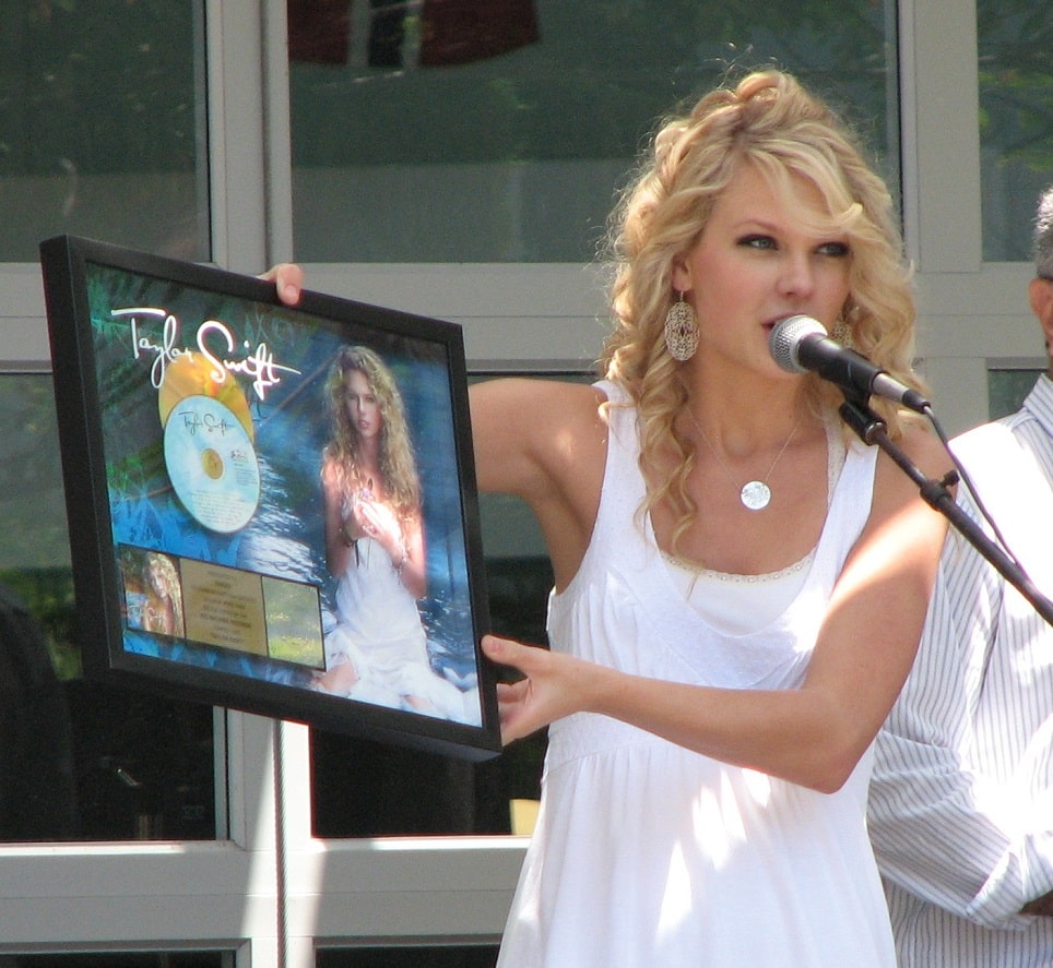 when does taylor swift album come out