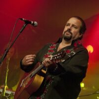 Raul Malo, Legendary Mavericks Frontman, Dies at 60 — Country Rock Mourns ‘Golden-Voiced Maestro 1 Raul Malo, Legendary Mavericks Frontman, Dies at 60 — Country Rock Mourns ‘Golden-Voiced Maestro